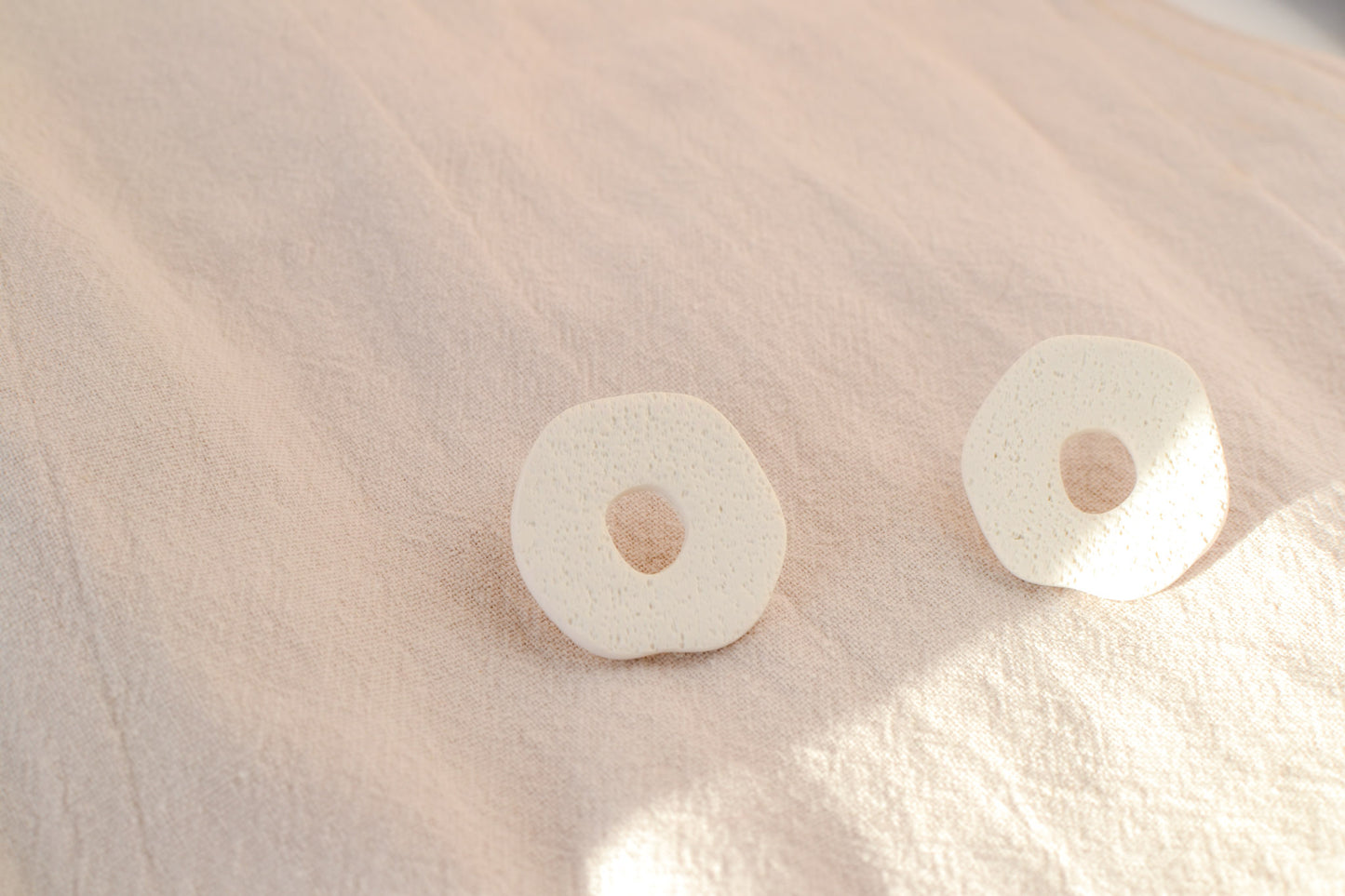 Oversized Cutout Studs | Textured White